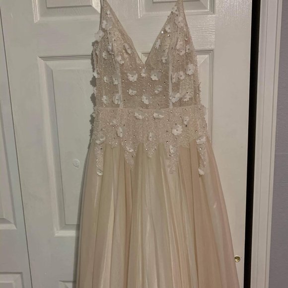 WEDDING / PROM DRESS - Picture 9 of 9